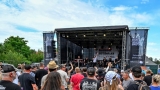 Vyprodaný Pekelný ostrov opět exceloval! Fanoušky přivítal zbrusu nový plážový areál, Royal Republic, špička české rockmetalové scény a úžasná atmosféra! (81 / 99)