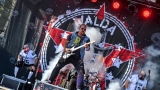 Vyprodaný Pekelný ostrov opět exceloval! Fanoušky přivítal zbrusu nový plážový areál, Royal Republic, špička české rockmetalové scény a úžasná atmosféra! (82 / 99)