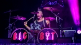Vyprodaný Pekelný ostrov opět exceloval! Fanoušky přivítal zbrusu nový plážový areál, Royal Republic, špička české rockmetalové scény a úžasná atmosféra! (84 / 99)