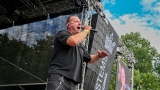 Vyprodaný Pekelný ostrov opět exceloval! Fanoušky přivítal zbrusu nový plážový areál, Royal Republic, špička české rockmetalové scény a úžasná atmosféra! (84 / 98)