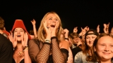 Vyprodaný Pekelný ostrov opět exceloval! Fanoušky přivítal zbrusu nový plážový areál, Royal Republic, špička české rockmetalové scény a úžasná atmosféra! (87 / 98)