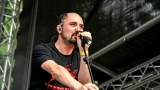 Vyprodaný Pekelný ostrov opět exceloval! Fanoušky přivítal zbrusu nový plážový areál, Royal Republic, špička české rockmetalové scény a úžasná atmosféra! (86 / 99)