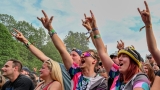 Vyprodaný Pekelný ostrov opět exceloval! Fanoušky přivítal zbrusu nový plážový areál, Royal Republic, špička české rockmetalové scény a úžasná atmosféra! (89 / 98)