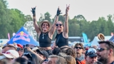 Vyprodaný Pekelný ostrov opět exceloval! Fanoušky přivítal zbrusu nový plážový areál, Royal Republic, špička české rockmetalové scény a úžasná atmosféra! (88 / 99)