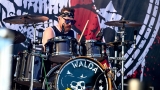 Vyprodaný Pekelný ostrov opět exceloval! Fanoušky přivítal zbrusu nový plážový areál, Royal Republic, špička české rockmetalové scény a úžasná atmosféra! (89 / 99)