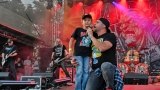 Vyprodaný Pekelný ostrov opět exceloval! Fanoušky přivítal zbrusu nový plážový areál, Royal Republic, špička české rockmetalové scény a úžasná atmosféra! (90 / 98)
