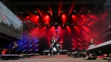 Vyprodaný Pekelný ostrov opět exceloval! Fanoušky přivítal zbrusu nový plážový areál, Royal Republic, špička české rockmetalové scény a úžasná atmosféra! (92 / 99)
