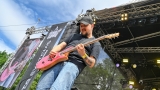 Vyprodaný Pekelný ostrov opět exceloval! Fanoušky přivítal zbrusu nový plážový areál, Royal Republic, špička české rockmetalové scény a úžasná atmosféra! (97 / 99)