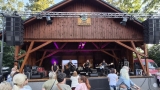 Den obce Ostravice roztančil publikum. Cross Orchestra, Legendy se vrací i Support Lesbiens se postarali o skvělou atmosféru (20 / 87)