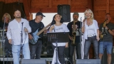 Den obce Ostravice roztančil publikum. Cross Orchestra, Legendy se vrací i Support Lesbiens se postarali o skvělou atmosféru (73 / 87)