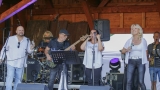Den obce Ostravice roztančil publikum. Cross Orchestra, Legendy se vrací i Support Lesbiens se postarali o skvělou atmosféru (77 / 87)