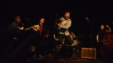 Thom Artway si svým energickým koncertem s premiérou videoklipu All I Know podmanil Malostranskou besedu  v Praze! (19 / 39)