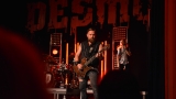 Rockové melodické písničky i smutnější balady si zazpívali fanoušci v Písku s kapelou Desmod (6 / 44)