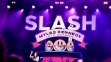 Topfest vypukl, fenomenální kytarista Slash se zpěvákem Mylesem Kennedym  a doprovodnou kapelou The Conspirators si podmanil areál! Neváhejte a doražte si užít druhý den tohoto výjimečného festivalu! (4 / 8)