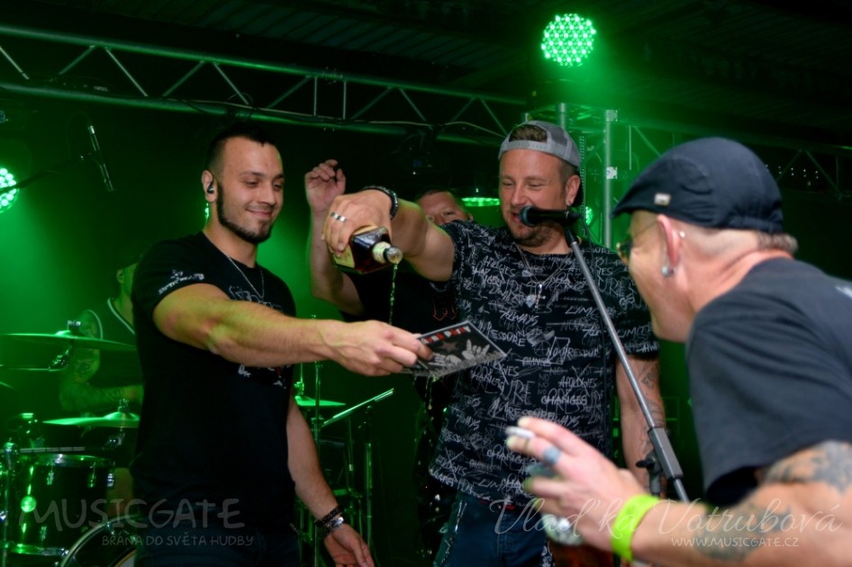A od té doby už otěže své punk rockové jízdy …