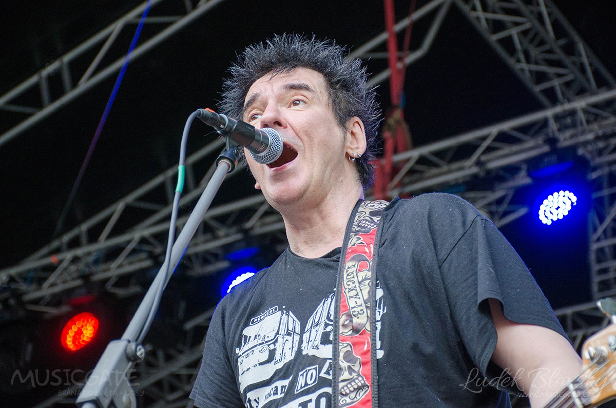 Ve výčtu známých skupin přidávám punk – …