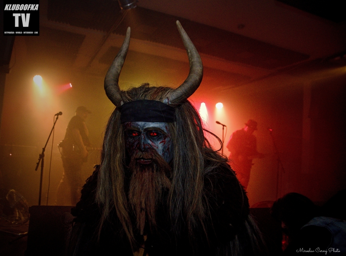 Při skladbě Netvor se dostavil i Krampus Čert, …