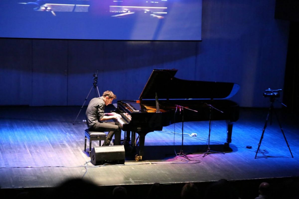 Maksim začal hrát na piano v devíti …