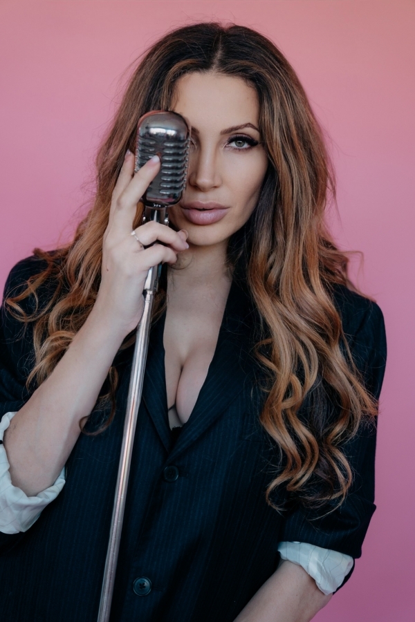 Olga Lounová se skupinou vystoupí:

20. …