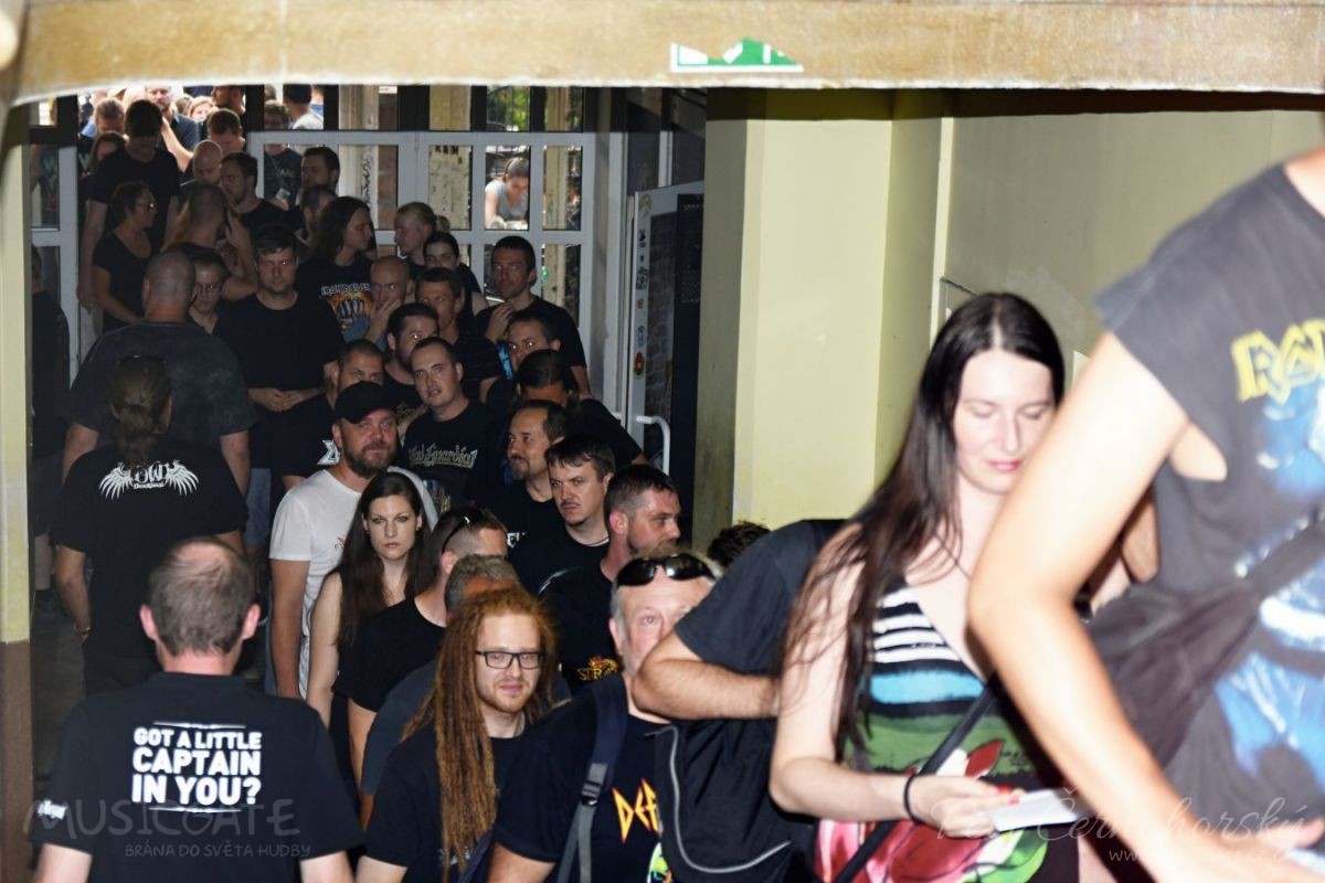 Je pořádný pařák a skoro sme sa v autě …