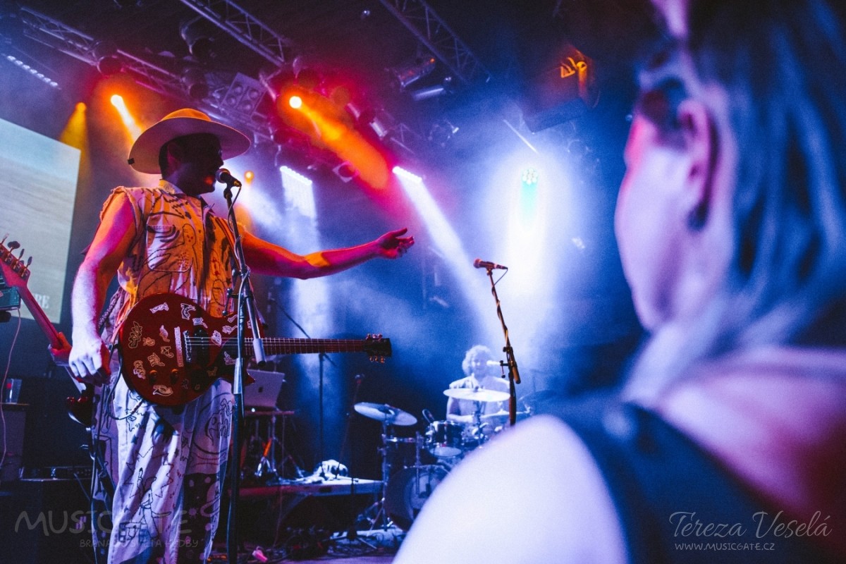 Když končí songy “I’m Pissed” a “Space Barn”, …