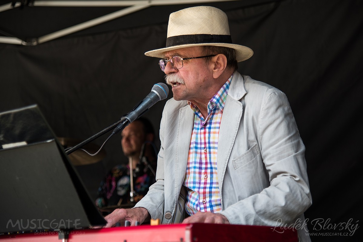 Jaroslav Uhlíř s kapelou
