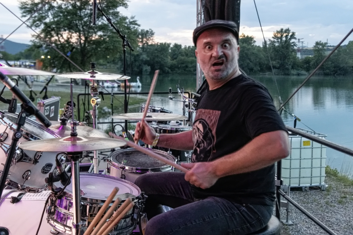 Na druhém pódiu s názvem Lake stage odpálily …