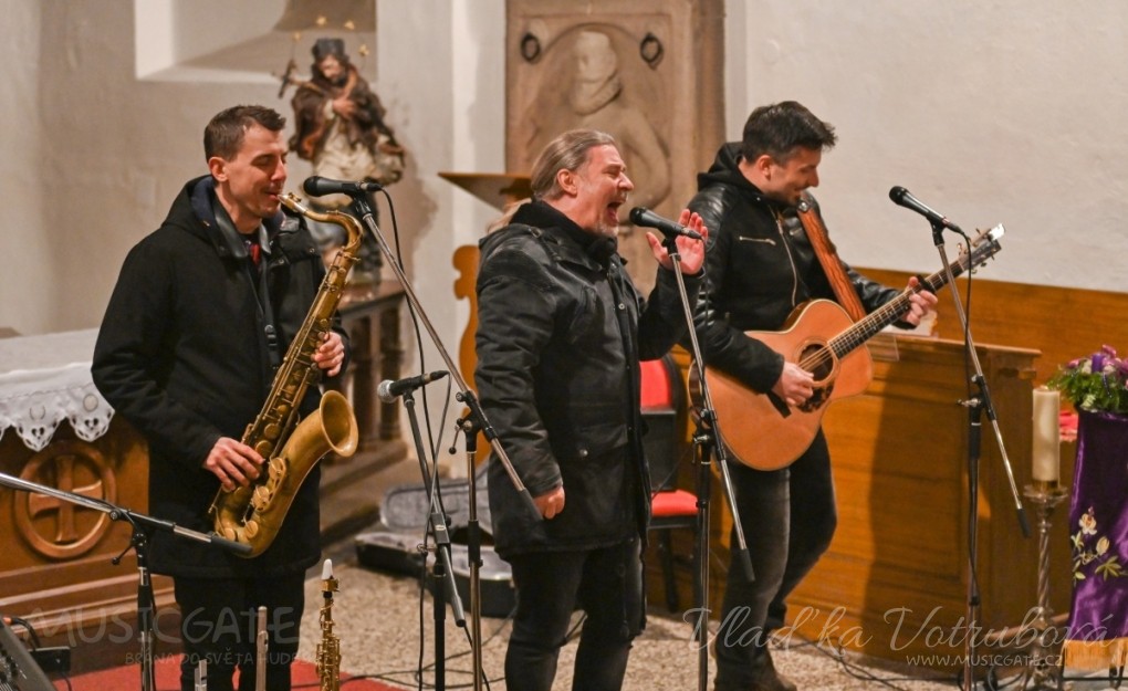 Oblíbený zpěvák s nezaměnitelným hlasem …