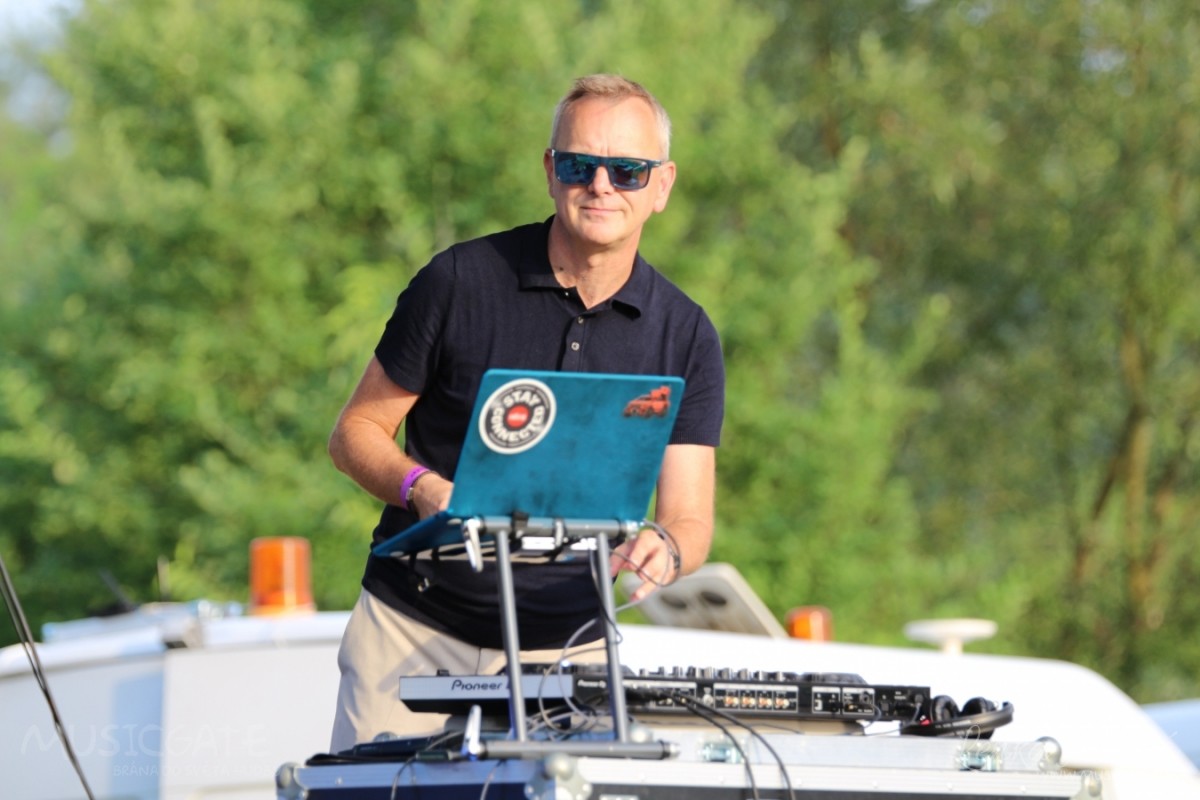 DJ Lumír Mořkovský, kterým celým dnem provázel