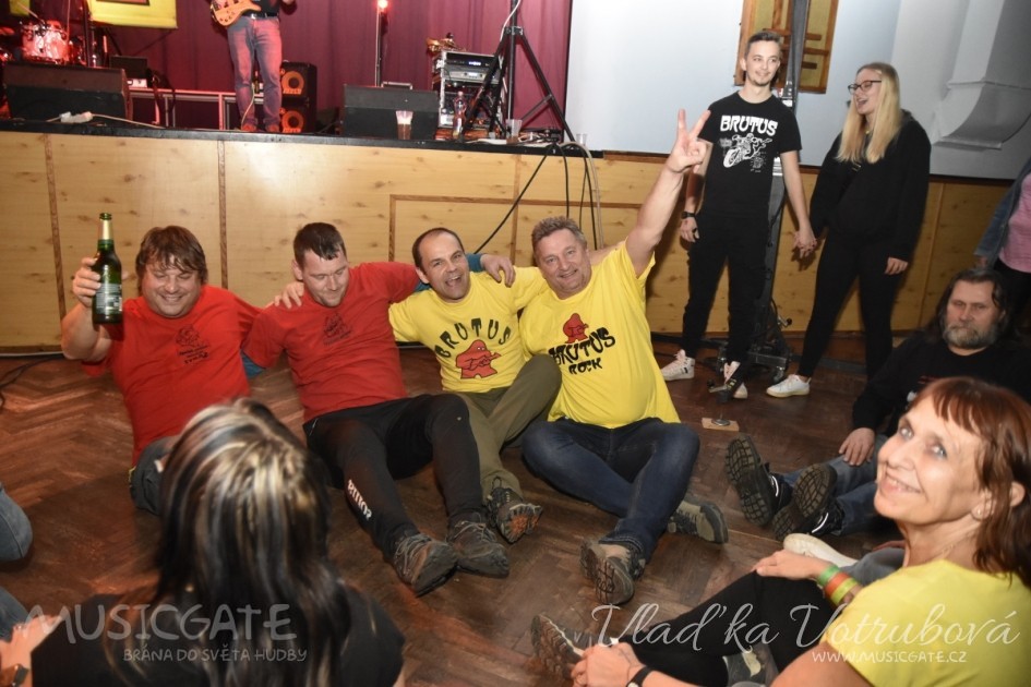 Hej kámo, Zpívej s námi tento rock and roll, …