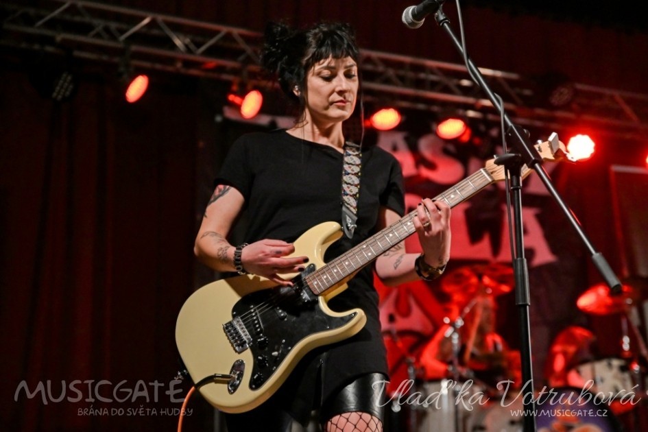 Neskutečně živelná frontwoman Aneta Práglová …