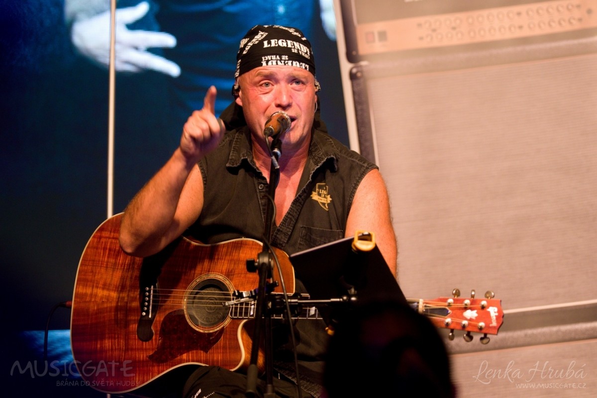 frontman Petr Šiška z kapely Legendy se vrací