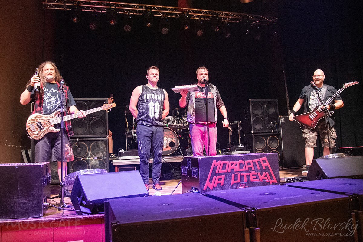 Gratulace na otevřené scéně…