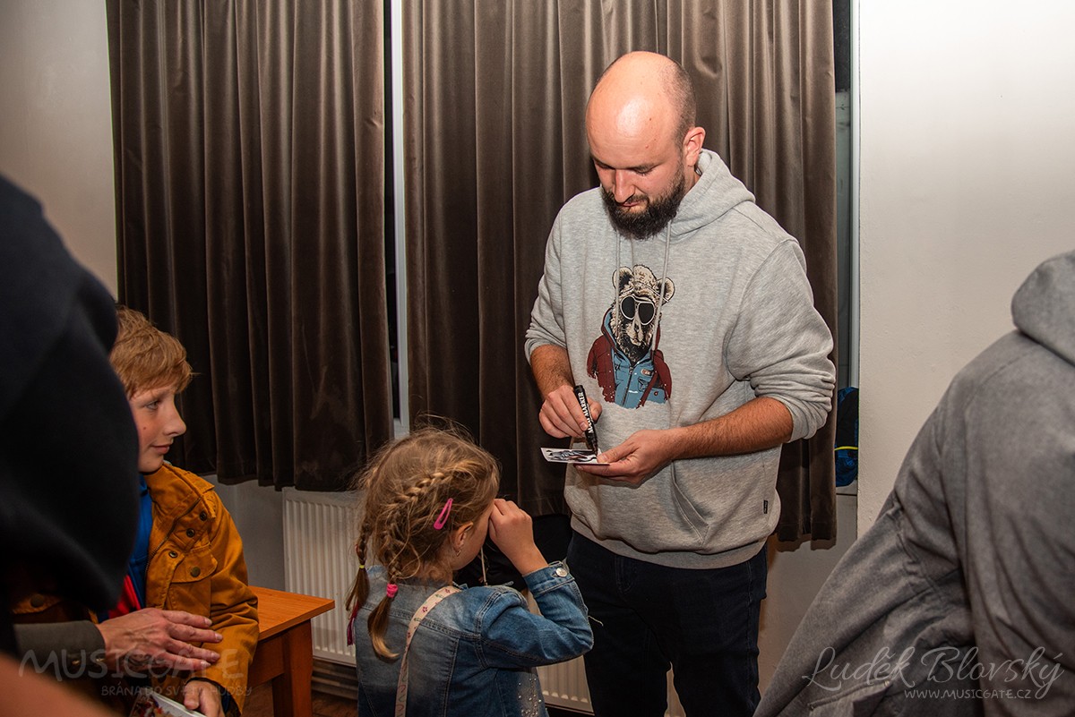 Zpěvák a muzikant Pokáč - autogramiáda