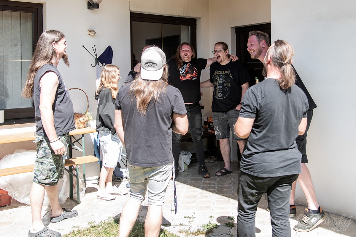 Kapela Chlíff s hosty před Studiem Garage