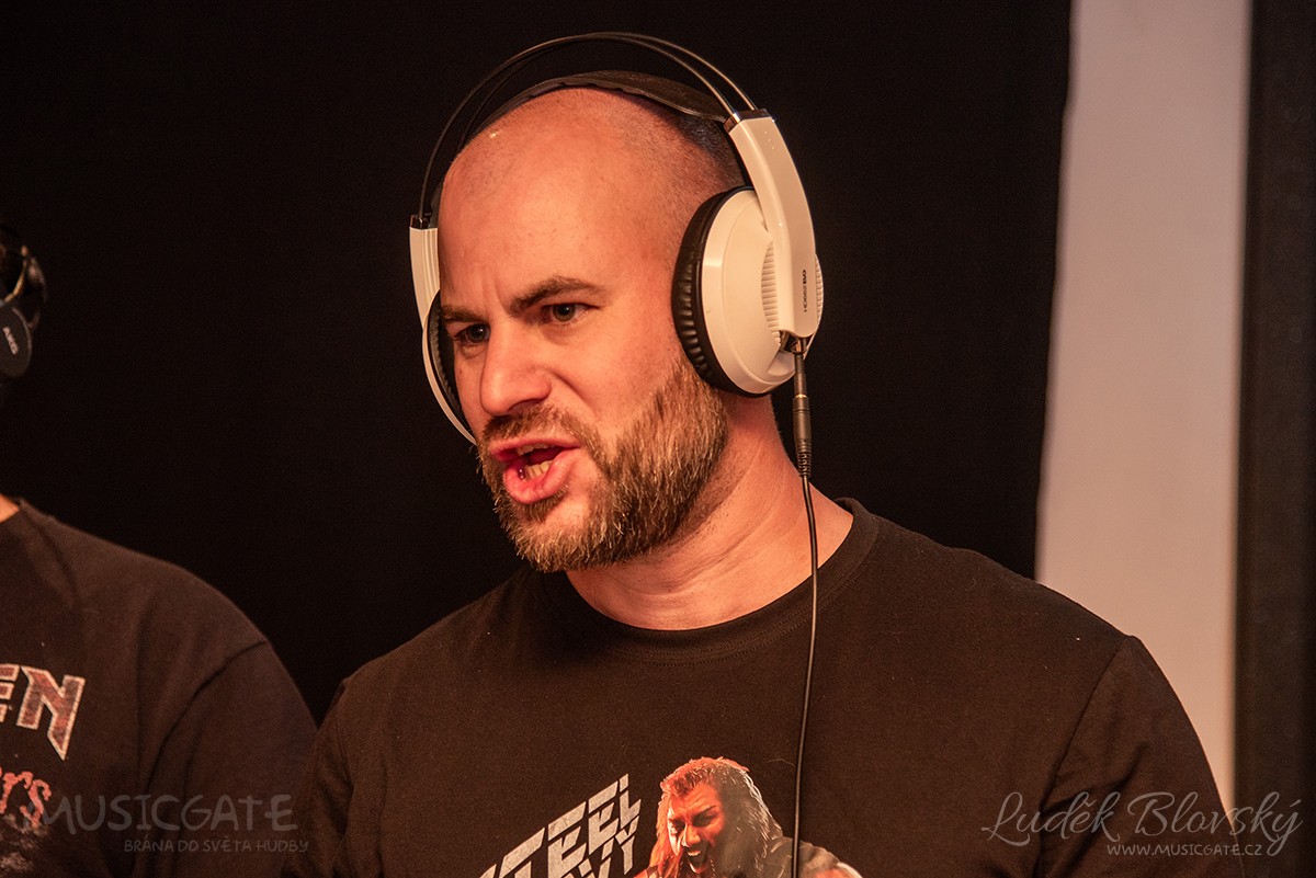 Host kapely Chlíff při natáčení