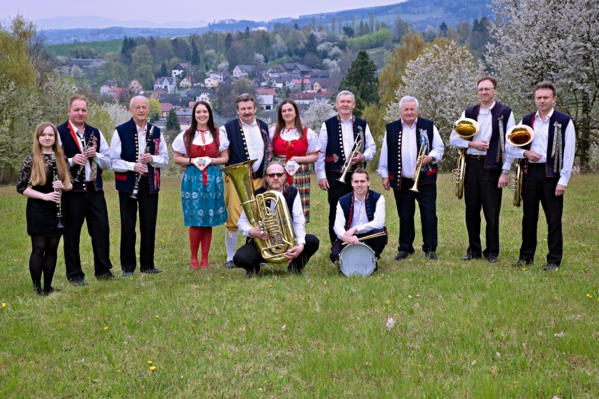 Trojlístek kapel završí chodská Postřekovanka. …
