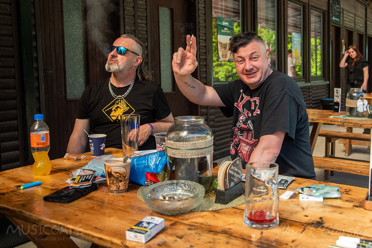 Na pergole před startem druhého dne hudebního maratonu