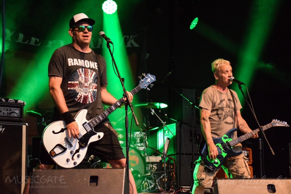 STARTi, punk rocková kapela ve složení Pája …