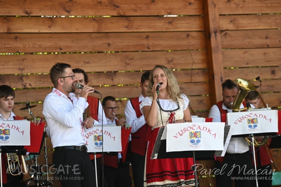 Hlasitý potlesk fanoušků se sborovým zpěvem …