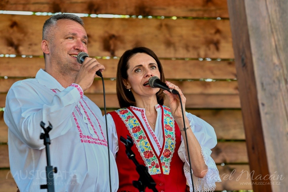 Kouzlem autorských i lidových písní kořeněných …
