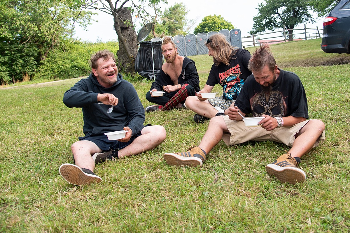 Neděle, ráno po festivalu na chutné česněčce