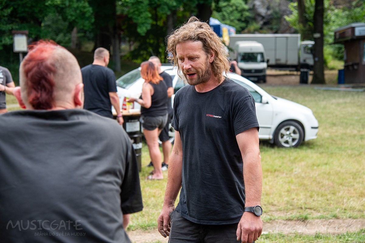 Neděle, ráno po festivalu