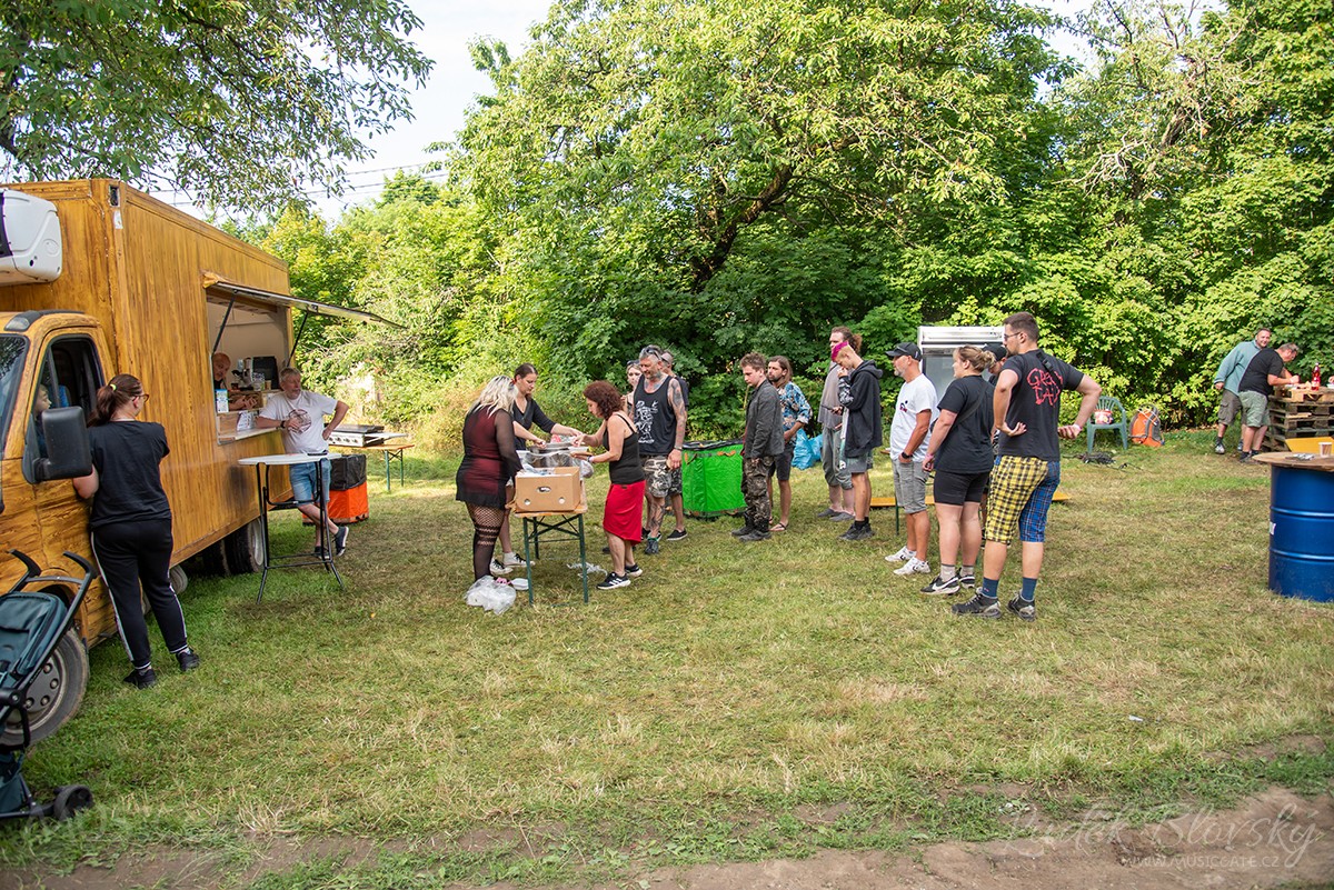 Neděle, ráno po festivalu na chutné česněčce