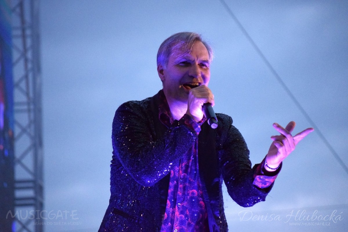    Na Aston stage se mezitím …