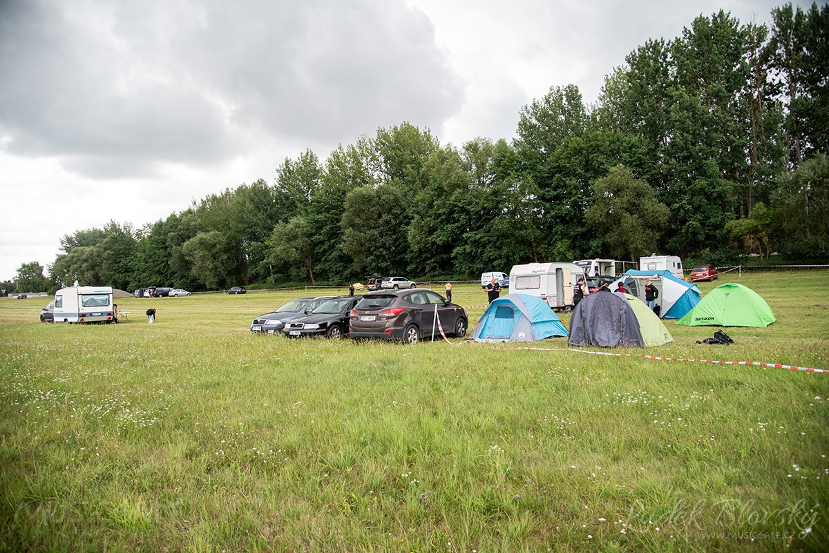 Parkoviště a stanové městečko…