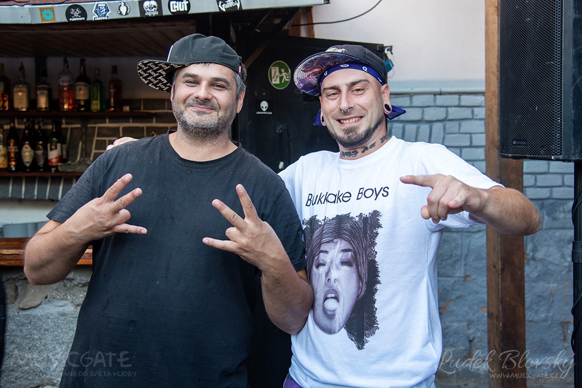 Před ostrým startem metalového večírku…