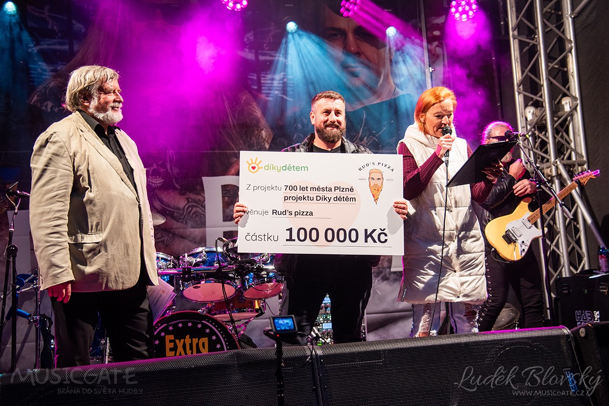 Předávání šeku před koncertem kapely Extra Band
