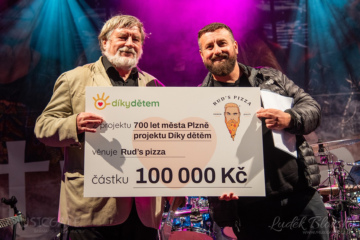 Předávání šeku před koncertem kapely Extra Band