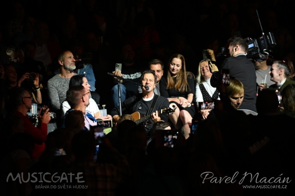 Rockovým pohlazením, které okouzlilo dav, bylo …